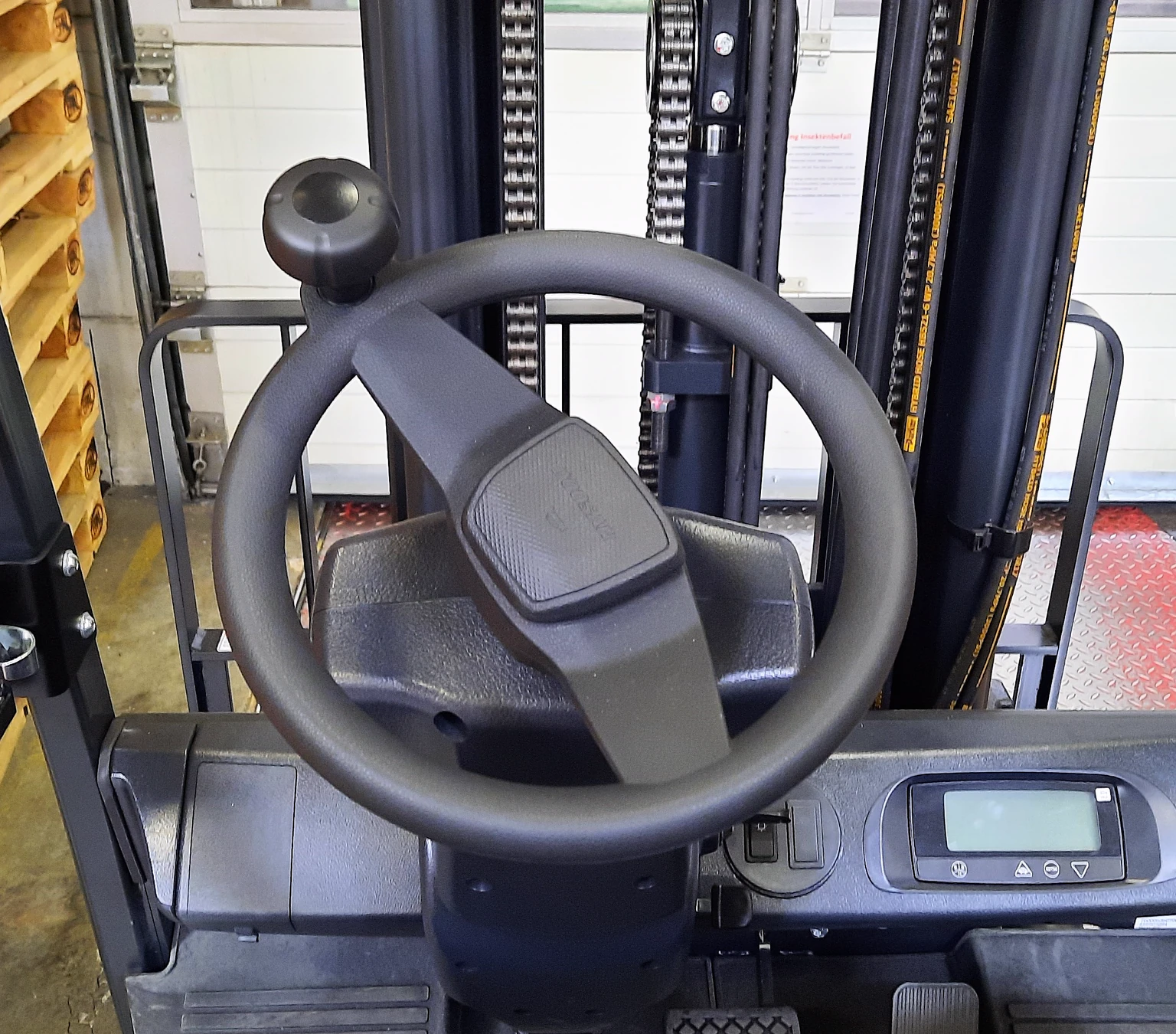 Originalfoto des Lenkrads eines Doosan-Elektrogabelstaplers.